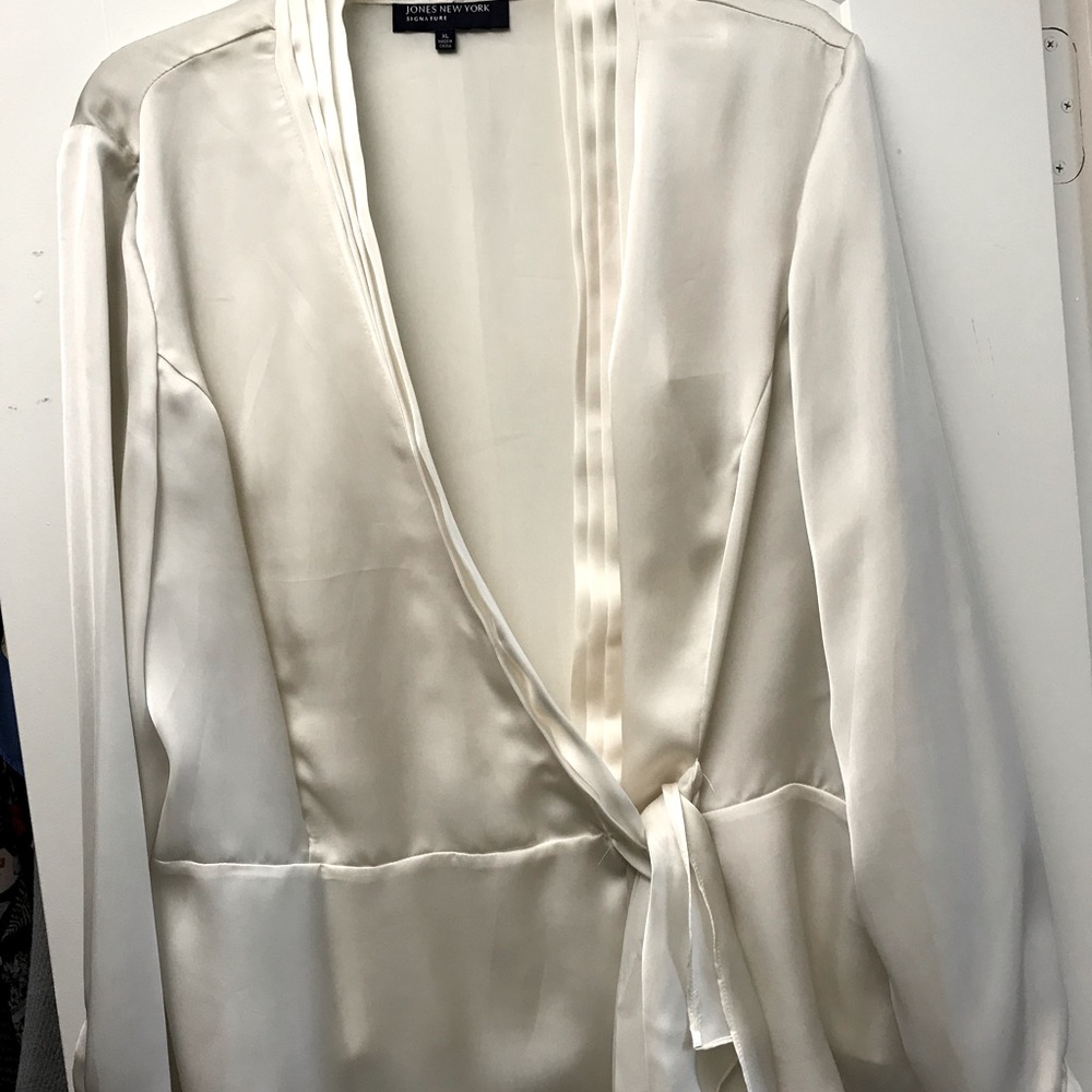 Classy business top. Jones New York. Size XL